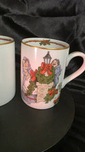 将图片加载到图库查看器,Fitz & Floyd “Deck the Halls” Christmas Mugs (Set of 2) – Lamppost & Wreath Scene – 1982/83 Japan Porcelain with Gold Trim