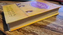 Charger l'image dans la galerie, The Help a novel by Kathryn Stockett Hardcopy