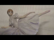 Charger et lire la vidéo dans la visionneuse de la Galerie, Ballerina Swirling Porcelain Figurine Shmid Musical Collectibles Korea