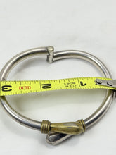 Charger l'image dans la galerie, Vintage Taxco Mexico 925 Sterling Silver &amp; Gold Tone Hook Bangle Bracelet
