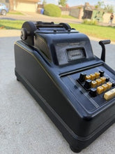 Charger l'image dans la galerie, Antique Underwood Sundstrand 6102 Hand Crank Adding Machine with Original Cover – AS-IS

