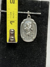 गैलरी व्यूवर में इमेज लोड करें, Creed Co Sterling Silver St Christopher Medal Pendant 1.5”
