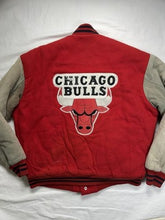 Charger l'image dans la galerie, 90s Vintage Chicago Bulls NBA Varsity Bomber Jacket by Sportsline – Men's Large
