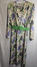 Charger l'image dans la galerie, Vintage 80s Pier 26 Novelty Print Midi Dress with Green Belt 100% Silk
