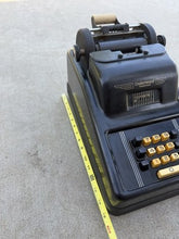 Charger l'image dans la galerie, Antique Underwood Sundstrand 6102 Hand Crank Adding Machine with Original Cover – AS-IS
