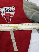 Charger l'image dans la galerie, 90s Vintage Chicago Bulls NBA Varsity Bomber Jacket by Sportsline – Men's Large

