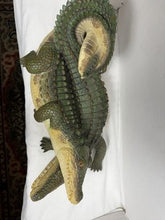 Charger l'image dans la galerie, Large Realistic Resin Alligator Garden Statue — Lifelike Outdoor Figurine
