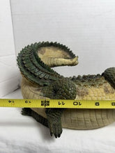 Charger l'image dans la galerie, Large Realistic Resin Alligator Garden Statue — Lifelike Outdoor Figurine
