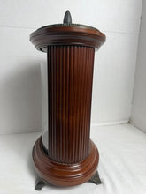 Charger l'image dans la galerie, Vintage Bombay Company Cherry Wood Pendulum Desk Clock — AS-IS
