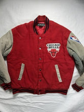 Charger l'image dans la galerie, 90s Vintage Chicago Bulls NBA Varsity Bomber Jacket by Sportsline – Men's Large
