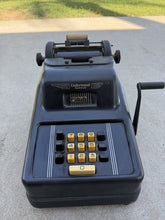 Charger l'image dans la galerie, Antique Underwood Sundstrand 6102 Hand Crank Adding Machine with Original Cover – AS-IS
