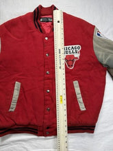 Charger l'image dans la galerie, 90s Vintage Chicago Bulls NBA Varsity Bomber Jacket by Sportsline – Men's Large
