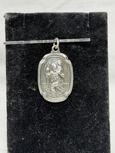 गैलरी व्यूवर में इमेज लोड करें, Creed Co Sterling Silver St Christopher Medal Pendant 1.5”

