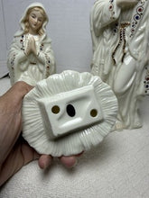 Charger l'image dans la galerie, Vintage Bon Ton Jade 3-piece porcelain nativity set figurines
