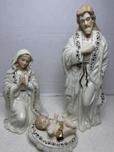 Charger l'image dans la galerie, Vintage Bon Ton Jade 3-piece porcelain nativity set figurines
