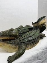 Charger l'image dans la galerie, Large Realistic Resin Alligator Garden Statue — Lifelike Outdoor Figurine
