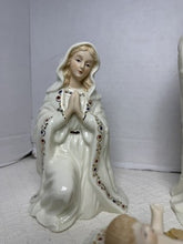 Charger l'image dans la galerie, Vintage Bon Ton Jade 3-piece porcelain nativity set figurines
