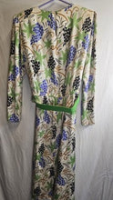 Charger l'image dans la galerie, Vintage 80s Pier 26 Novelty Print Midi Dress with Green Belt 100% Silk
