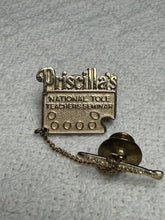 Charger l'image dans la galerie, James Avery Priscilla's National Tole Teachers Seminar 12/20 Gold Filled Commemorative Pin
