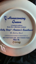 गैलरी व्यूवर में इमेज लोड करें, Danbury Mint Betty Boop Homecoming Queen Limited Edition Collector Plate - 1994 America&#39;s Sweetheart Series

