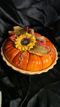गैलरी व्यूवर में इमेज लोड करें, Cracker Barrel Bountiful Harvest Pumpkin Pie Dish - Sunflower and Leaf Ceramic Carrier
