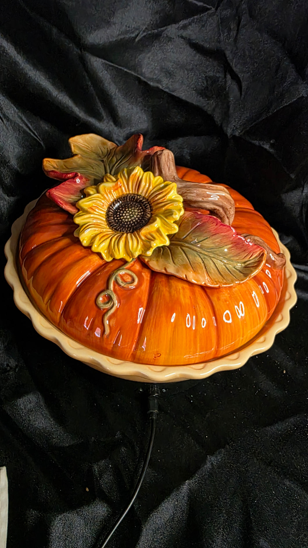 Cracker Barrel Bountiful Harvest Pumpkin Pie Dish - Sunflower and Leaf Ceramic Carrier