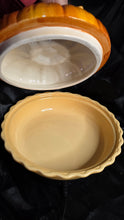 गैलरी व्यूवर में इमेज लोड करें, Cracker Barrel Bountiful Harvest Pumpkin Pie Dish - Sunflower and Leaf Ceramic Carrier

