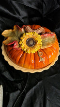 गैलरी व्यूवर में इमेज लोड करें, Cracker Barrel Bountiful Harvest Pumpkin Pie Dish - Sunflower and Leaf Ceramic Carrier
