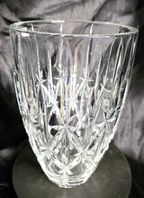 गैलरी व्यूवर में इमेज लोड करें, Marquis by Waterford 9.5&quot; Vertical Starburst Cut Crystal Vase – Brilliant Elegance in Glass
