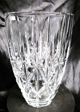 गैलरी व्यूवर में इमेज लोड करें, Marquis by Waterford 9.5&quot; Vertical Starburst Cut Crystal Vase – Brilliant Elegance in Glass

