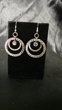 Cargar imagen en el visor de la galería, Vintage Silver-Tone Concentric Circle Drop Earrings with Crystal Accent
