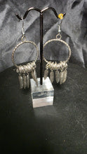 Cargar imagen en el visor de la galería, Vintage Silver-Tone Hoop Earrings with Feather Charms &amp; Wire Wrap Accents
