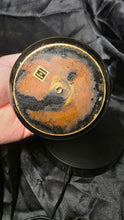 将图片加载到图库查看器，Vintage Black &amp; Gold Hand-Etched Brass Vase – Indian Floral Motif
