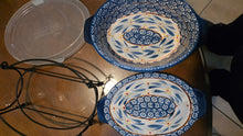 Load image into Gallery viewer, Temp-tations Old World Blue 1.5 Qt Oval Baker w/ Lid &amp; Wire Rack – By Tara
