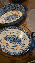 Load image into Gallery viewer, Temp-tations Old World Blue 2.5 Qt Oval Baker w/ Lid &amp; Wire Rack – By Tara

