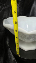 गैलरी व्यूवर में इमेज लोड करें, Vintage Anchor Hocking Harvest Grape Pedestal Milk Glass Bowl
