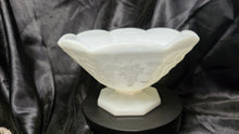 गैलरी व्यूवर में इमेज लोड करें, Vintage Anchor Hocking Harvest Grape Pedestal Milk Glass Bowl
