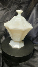 将图片加载到图库查看器，Vintage Anchor Hocking Harvest Grape Milk Glass Candy Dish with Lid
