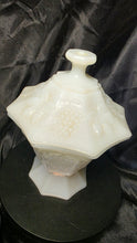 将图片加载到图库查看器，Vintage Anchor Hocking Harvest Grape Milk Glass Candy Dish with Lid
