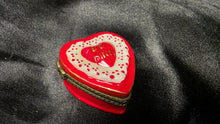 将图片加载到图库查看器，Vintage Be Mine Heart Trinket Box Porcelain Hinged Valentine Candy Box

