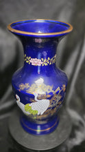 Charger l'image dans la galerie, Vintage Japanese Cobalt Blue Crane Porcelain Vase with Gilt Detail
