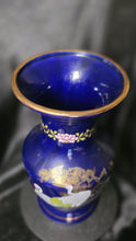 Charger l'image dans la galerie, Vintage Japanese Cobalt Blue Crane Porcelain Vase with Gilt Detail
