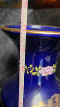Charger l'image dans la galerie, Vintage Japanese Cobalt Blue Crane Porcelain Vase with Gilt Detail
