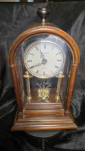 将图片加载到图库查看器，Vintage Commodore Quartz Mantel Clock Wood Cabinet Rotating Pendulum
