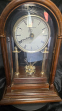 将图片加载到图库查看器，Vintage Commodore Quartz Mantel Clock Wood Cabinet Rotating Pendulum
