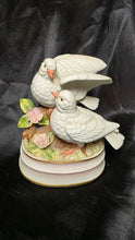 将图片加载到图库查看器，Vintage Towle Fine Porcelain Dove Music Box Japan Sankyo Movement
