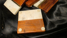 Cargar imagen en el visor de la galería, Set of 4 Marble &amp; Wood Inlay Coasters with Brass Accent Modern Design
