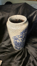 将图片加载到图库查看器，Vintage Chinoiserie Blue &amp; White Crackle Glaze Vase Scenic Landscape Motif
