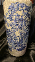 将图片加载到图库查看器，Vintage Chinoiserie Blue &amp; White Crackle Glaze Vase Scenic Landscape Motif
