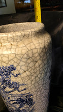 将图片加载到图库查看器，Vintage Chinoiserie Blue &amp; White Crackle Glaze Vase Scenic Landscape Motif
